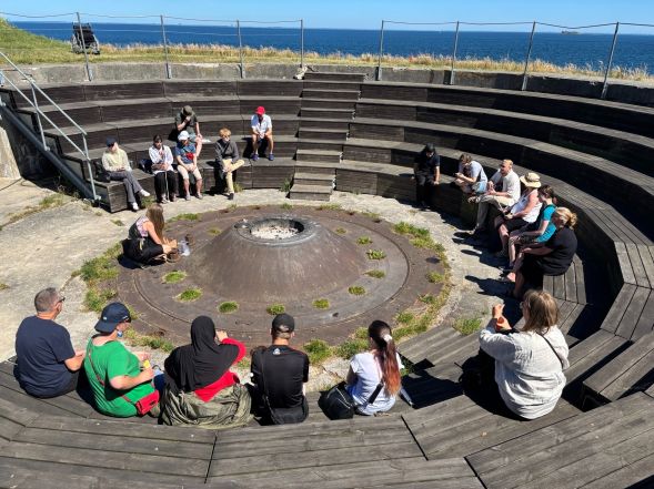 Unge sidder og spiller demokratispil p&aring; ungdoms&oslash;en