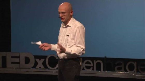 Foto af Hans Jørgen Wiberg der præsenterer Be my Eyes ved en TEDx talk i København]